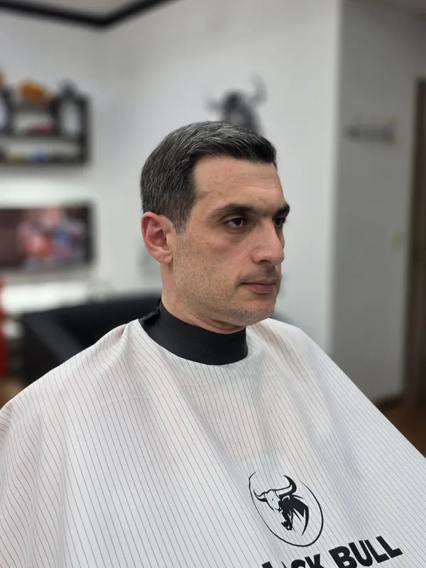 კლასიკური მაკრატლით შეჭრა, კლიენტი Black Bull-ის თეთრ მოსასხამში