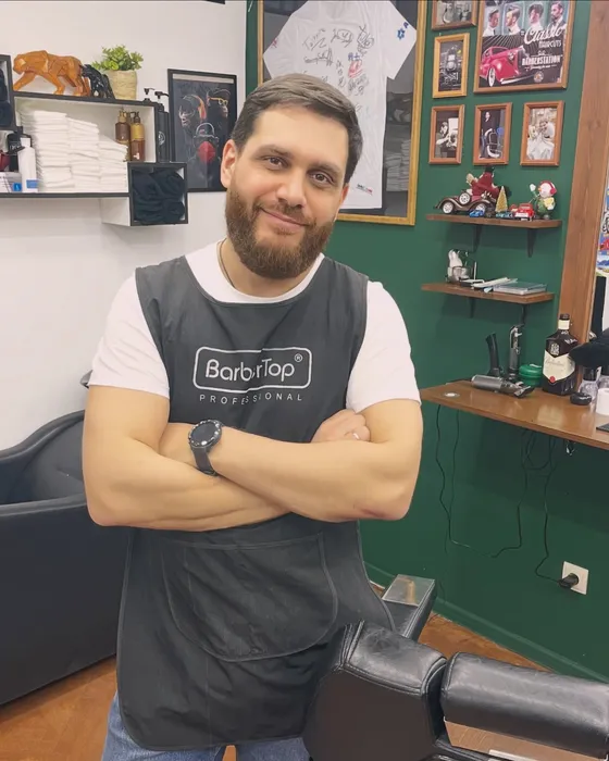 კარლო, Black Bull Barbershop-ის მფლობელი, ხელებგადაჯვარედინებული სალონში